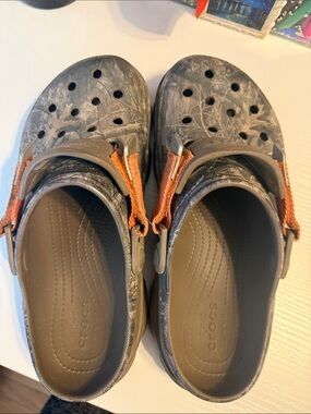 CROCS  Camo-Patterned Clog with Orange Heel Straps